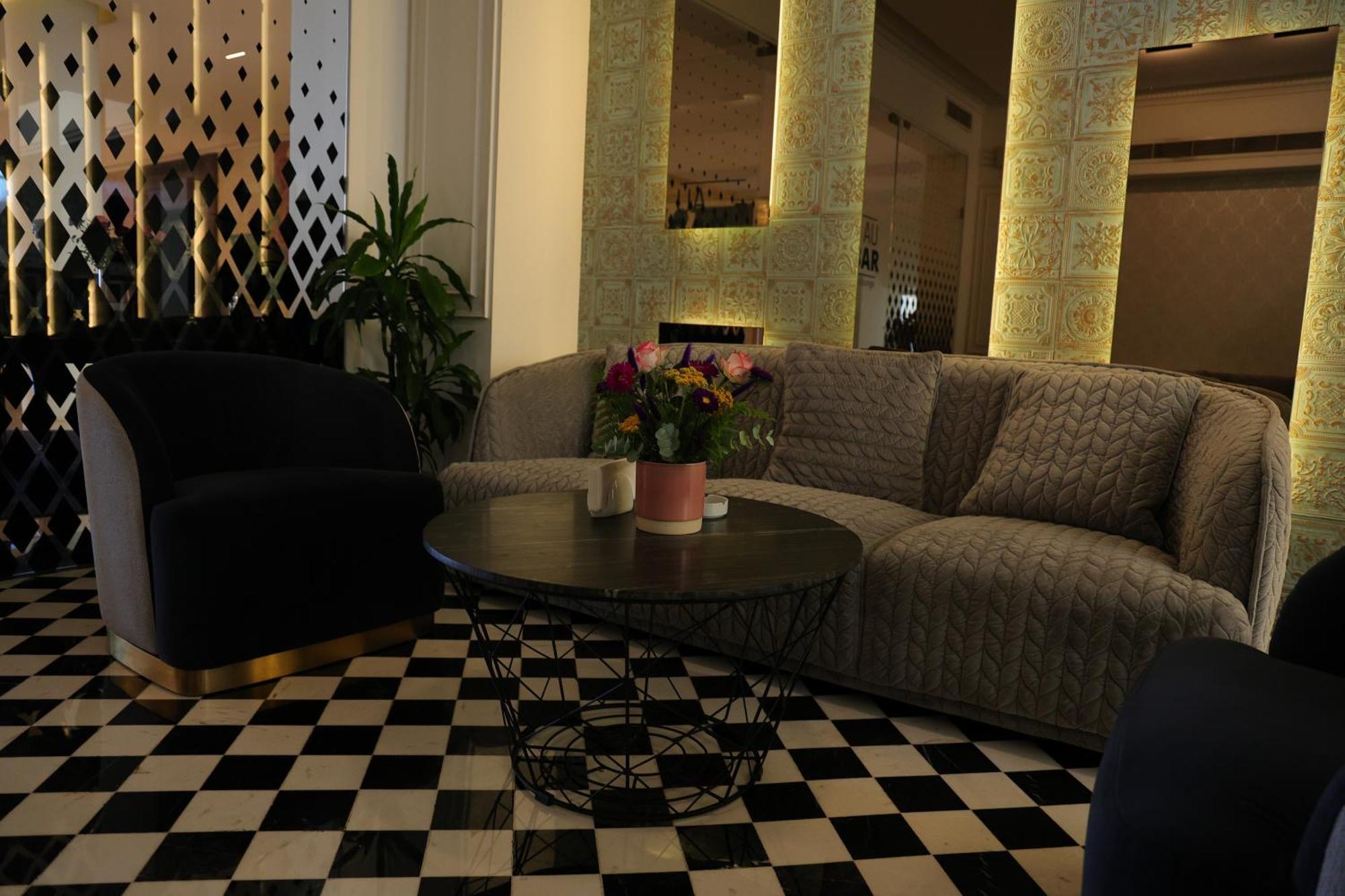 Riviera And Lounge, Hotel