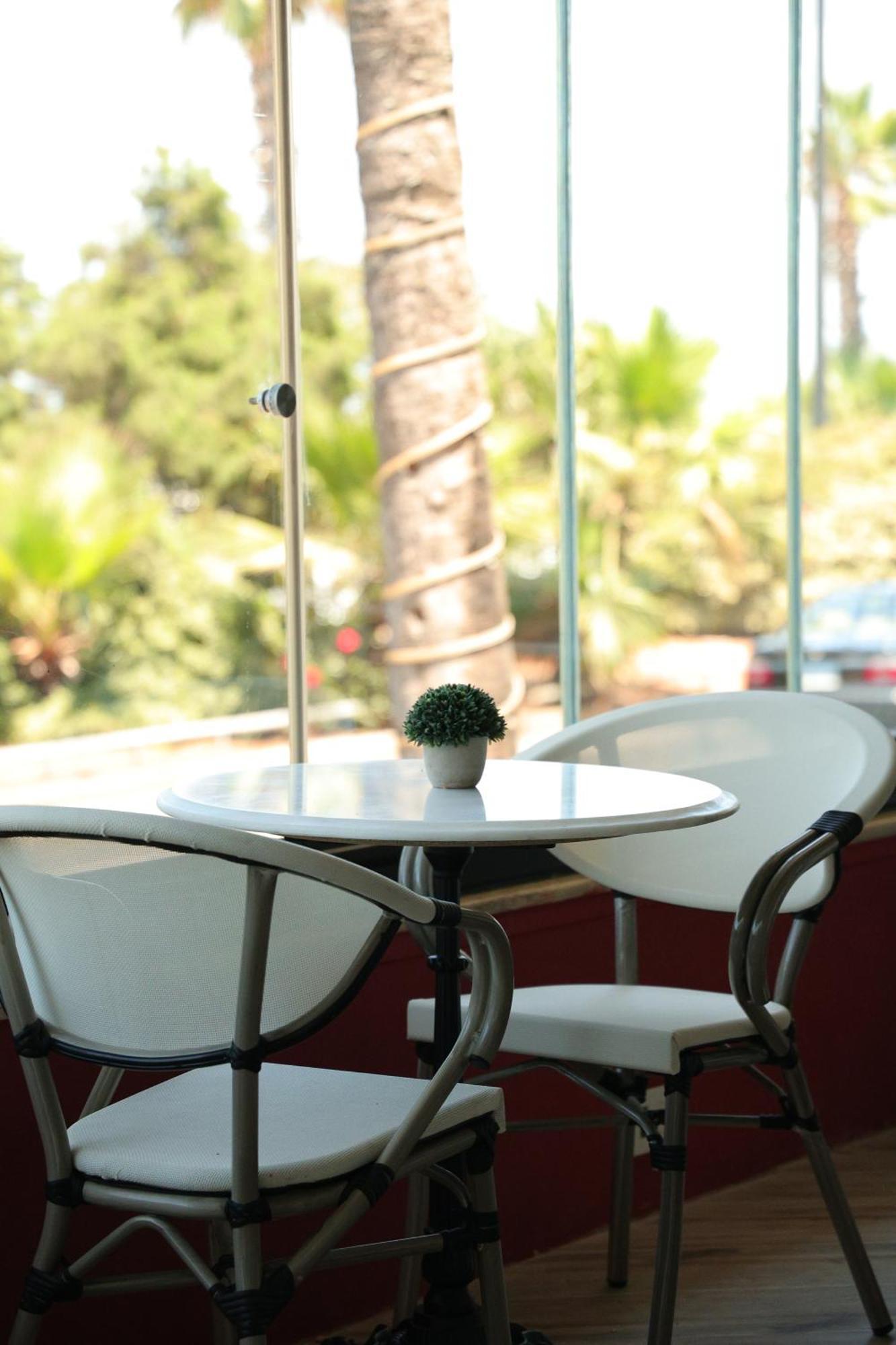 Hotel Riviera And Lounge,
